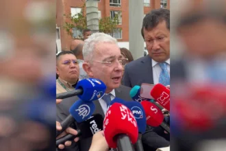 Antes de ingresar a la Fiscalía, Uribe hizo una declaración pública en la que rechazó las acusaciones. “Hoy acudo a decir que no he sido asesino”, afirmó, y sostuvo que comparecía por respeto a la Constitución, a su familia, a los colombianos y a la justicia - Foto: X/@AlvaroUribeVel