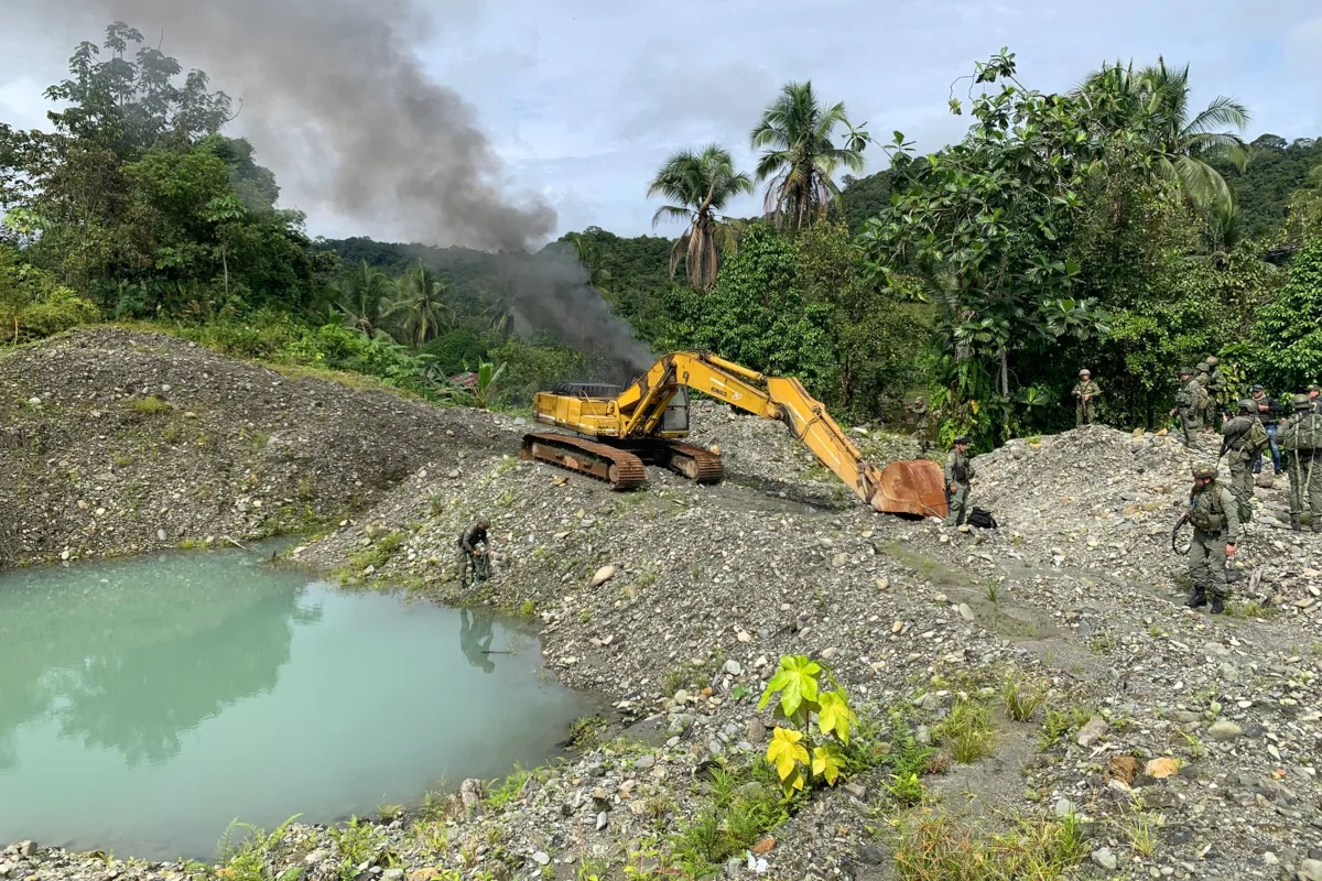 Allí aparece una de las principales preguntas políticas que deja la decisión del Gobierno: si los Distritos Mineros son considerados ineficaces, ¿qué instrumento los reemplazará para cumplir esas funciones en los territorios donde la minería ilegal está vinculada con estructuras armadas? - Foto: Fuerza Aérea Colombiana