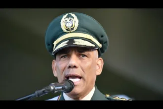 Zapateiro fue comandante del Ejército y actualmente enfrenta un proceso judicial por presunto acoso sexual contra dos mujeres que estuvieron vinculadas a las Fuerzas Militares. La Fiscalía le imputó cargos en mayo de 2026 y el general retirado no aceptó la acusación - Foto: Radio Nacional de Colombia
