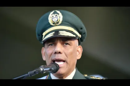 Zapateiro fue comandante del Ejército y actualmente enfrenta un proceso judicial por presunto acoso sexual contra dos mujeres que estuvieron vinculadas a las Fuerzas Militares. La Fiscalía le imputó cargos en mayo de 2026 y el general retirado no aceptó la acusación - Foto: Radio Nacional de Colombia