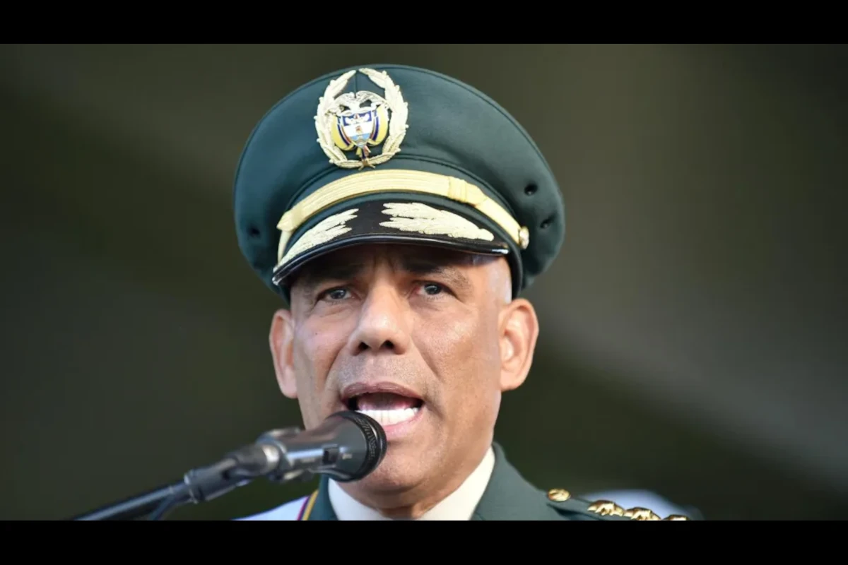 Zapateiro fue comandante del Ejército y actualmente enfrenta un proceso judicial por presunto acoso sexual contra dos mujeres que estuvieron vinculadas a las Fuerzas Militares. La Fiscalía le imputó cargos en mayo de 2026 y el general retirado no aceptó la acusación - Foto: Radio Nacional de Colombia