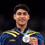 El resultado más extraordinario de ese proceso llegó el 5 de agosto de 2024. Ángel Barajas, con apenas 17 años, obtuvo la medalla de plata en la barra fija de los Juegos Olímpicos de París y se convirtió en el primer gimnasta colombiano en conseguir una medalla olímpica en esta disciplina - Foto: olympics.com