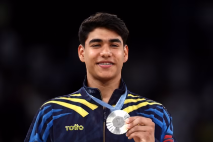 El resultado más extraordinario de ese proceso llegó el 5 de agosto de 2024. Ángel Barajas, con apenas 17 años, obtuvo la medalla de plata en la barra fija de los Juegos Olímpicos de París y se convirtió en el primer gimnasta colombiano en conseguir una medalla olímpica en esta disciplina - Foto: olympics.com