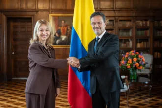 Gilinski fue posesionada el 2 de octubre por el canciller Omar Bula Escobar en el Palacio de San Carlos. La Cancillería presentó su llegada como parte de una nueva etapa de las relaciones entre Colombia e Israel, restablecidas en agosto después de la ruptura decidida durante el Gobierno de Gustavo Petro - Foto: Cancillería
