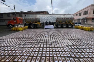 La operación se desarrolló mediante una diligencia de registro y allanamiento a un inmueble ubicado en una zona rural de Palmira, donde las autoridades encontraron 1.412 kilogramos de clorhidrato de cocaína - Foto: Policía Nacional