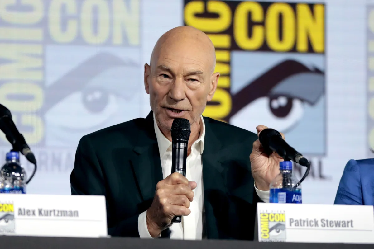 De acuerdo con el comunicado divulgado por Kelly Bush Novak, portavoz del artista, Stewart atravesó un periodo de enfermedad que la familia describió como un «breve y conmovedor camino». El actor padecía Alzheimer y demencia con cuerpos de Lewy, dos enfermedades que afectan el funcionamiento del cerebro y pueden comprometer progresivamente la memoria, el pensamiento y otras capacidades - Foto: Archivo/Gage Skidmore