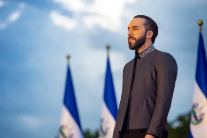 El anuncio se conoció el 13 de octubre, a poco más de cuatro meses de las elecciones presidenciales, legislativas y municipales convocadas para el 28 de febrero de 2027. En esos comicios, Bukele buscará un tercer mandato consecutivo, después de las reformas constitucionales aprobadas en 2025 que habilitaron la reelección presidencial inmediata - Foto: Presidencia de El Salvador