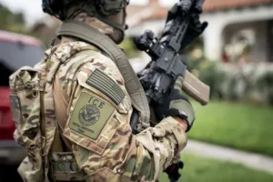 Los registros analizados por el Deportation Data Project muestran que entre enero y julio de 2026 fueron arrestados 7.157 colombianos por agentes de ICE. El volumen equivale a un promedio de un arresto cada 43 minutos durante esos siete meses - Foto: DHS