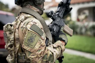 Los registros analizados por el Deportation Data Project muestran que entre enero y julio de 2026 fueron arrestados 7.157 colombianos por agentes de ICE. El volumen equivale a un promedio de un arresto cada 43 minutos durante esos siete meses - Foto: DHS