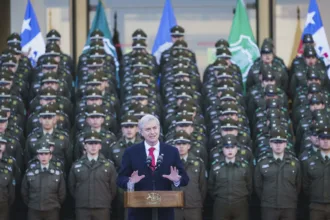 En Chile, la administración de José Antonio Kast registra una desaprobación superior a su favorabilidad, de acuerdo con los datos citados por Bloomberg Línea. La medición de CB Global Data situó su aprobación en el 38,8 %, frente a una desaprobación del 56,8 %. Estas cifras reflejan el desgaste político que enfrenta el mandatario en una etapa en la que debe avanzar en sus principales compromisos de gobierno - Foto: Gobierno de Chile