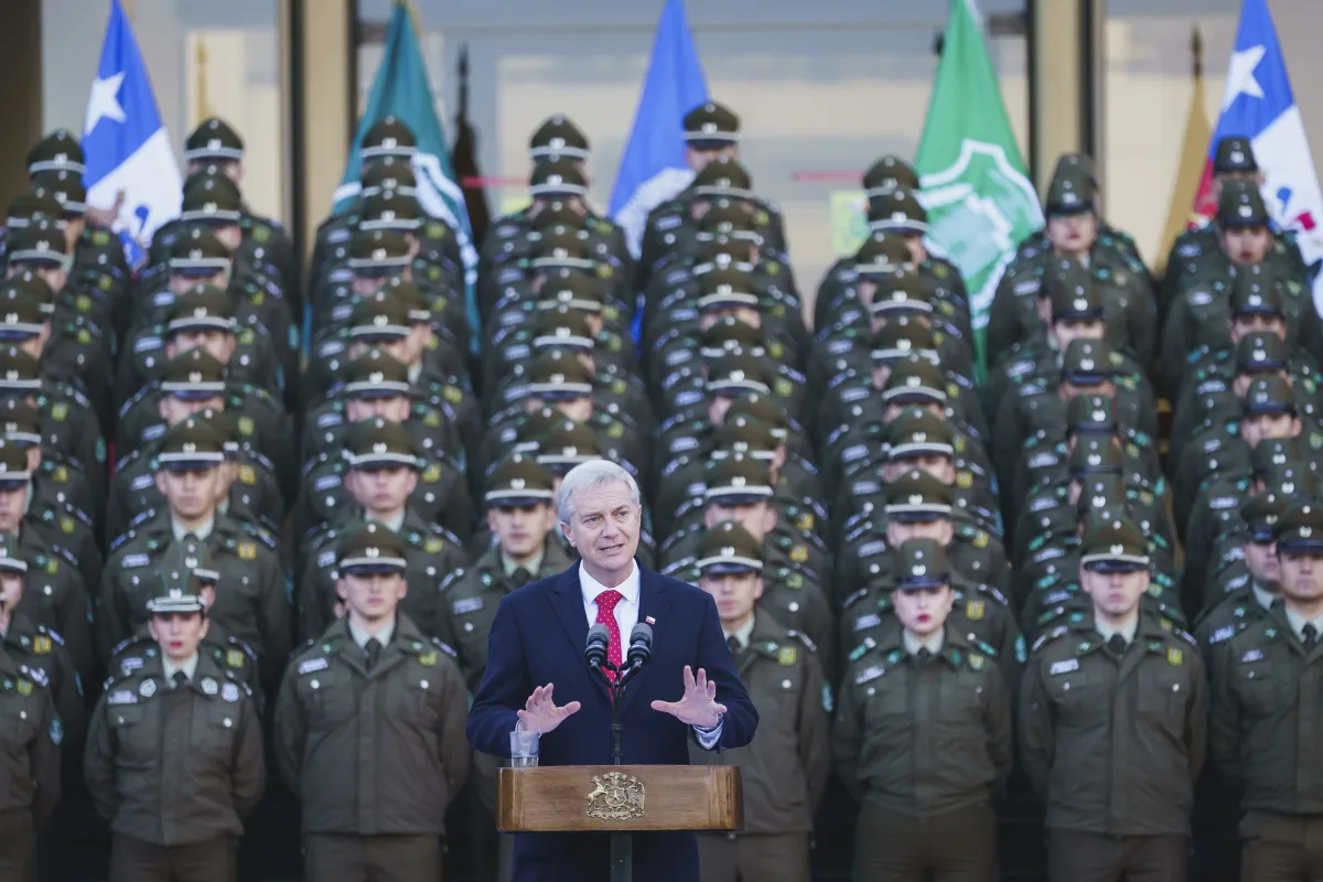 En Chile, la administración de José Antonio Kast registra una desaprobación superior a su favorabilidad, de acuerdo con los datos citados por Bloomberg Línea. La medición de CB Global Data situó su aprobación en el 38,8 %, frente a una desaprobación del 56,8 %. Estas cifras reflejan el desgaste político que enfrenta el mandatario en una etapa en la que debe avanzar en sus principales compromisos de gobierno - Foto: Gobierno de Chile