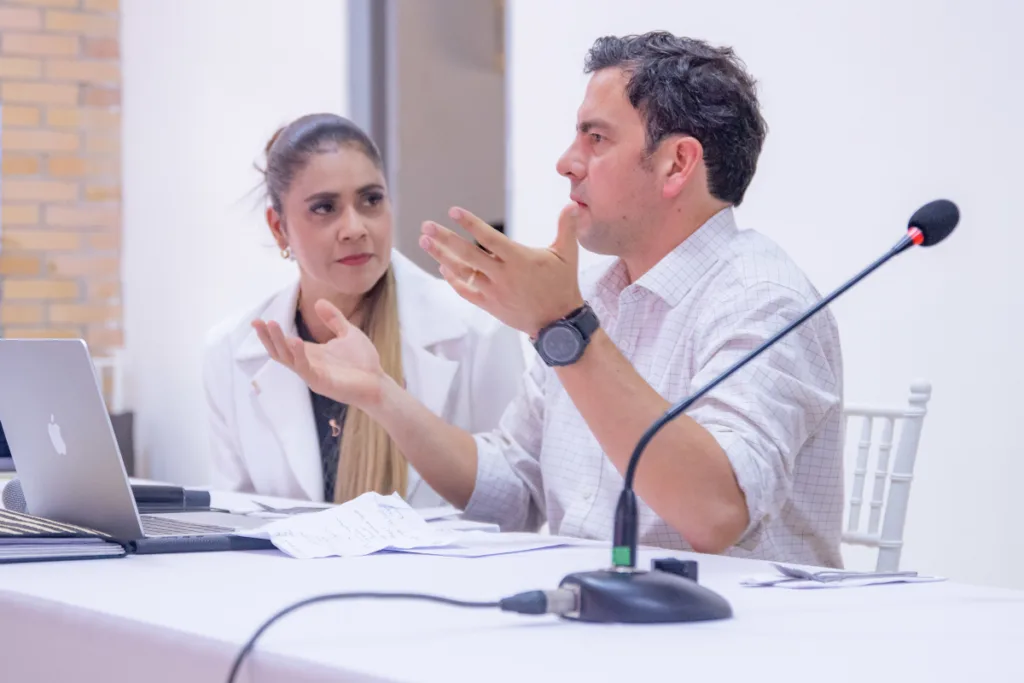 El ministro respondió a los cuestionamientos defendiendo su gestión y las decisiones de su cartera. Entre sus argumentos, afirmó que el Ministerio había terminado 557 contratos y alcanzado ahorros por 103.000 millones de pesos. Estas cifras corresponden a declaraciones de Lara y requieren ser contrastadas con información presupuestal y contractual para determinar su alcance y periodo de referencia - Foto: Presidencia
