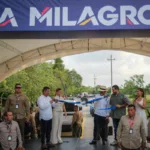 Un segundo caso es la vía de acceso al corregimiento de Ballestas, en Turbaná, Bolívar. El 18 de septiembre, De la Espriella participó en la entrega de los 2,34 kilómetros de pavimento rígido que conectan a la comunidad con la variante de Turbana. La inversión reportada fue de $11.513 millones provenientes de regalías - Foto: Presidencia