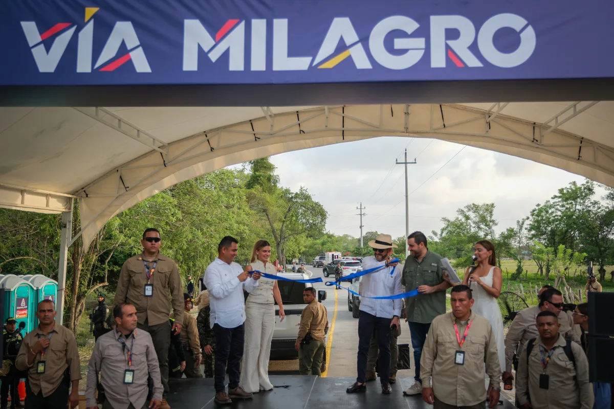 Un segundo caso es la vía de acceso al corregimiento de Ballestas, en Turbaná, Bolívar. El 18 de septiembre, De la Espriella participó en la entrega de los 2,34 kilómetros de pavimento rígido que conectan a la comunidad con la variante de Turbana. La inversión reportada fue de $11.513 millones provenientes de regalías - Foto: Presidencia