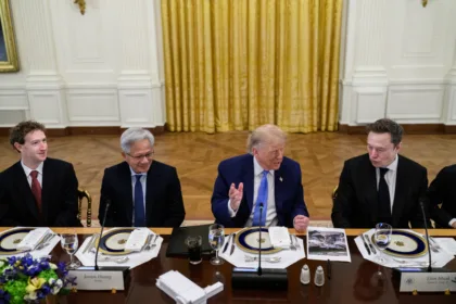 El último paso fue dado el 29 de septiembre de 2026, cuando Trump firmó una orden ejecutiva titulada “Inaugurating the Era of Super Intelligence”, con la que ordenó al Gobierno federal sustituir los términos “Artificial Intelligence” y “AI” por “Super Intelligence” y “SI” en sus comunicaciones oficiales - Foto: The White House