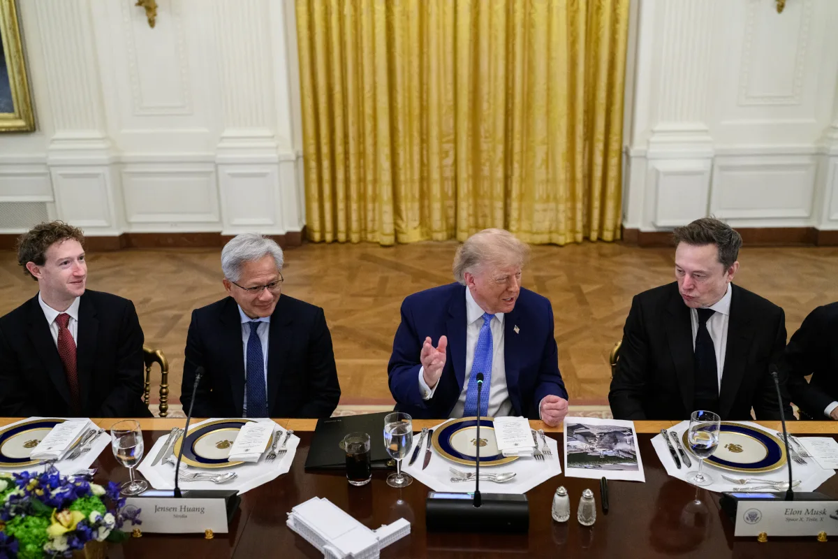 El último paso fue dado el 29 de septiembre de 2026, cuando Trump firmó una orden ejecutiva titulada “Inaugurating the Era of Super Intelligence”, con la que ordenó al Gobierno federal sustituir los términos “Artificial Intelligence” y “AI” por “Super Intelligence” y “SI” en sus comunicaciones oficiales - Foto: The White House