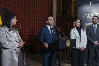 Sin embargo, el discurso fue más allá de una propuesta administrativa. El presidente anunció una confrontación explícita con determinadas corrientes culturales y académicas, a las que atribuyó una amenaza contra la identidad nacional y los valores tradicionales. «Desde aquí va a empezar esa contrarrevolución cultural», afirmó al presentar su visión ante los funcionarios del sector - Foto: Presidencia