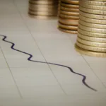 Según cifras citadas por Reuters, cerca del 48% de los portafolios de los fondos privados ya estaba invertido en mercados extranjeros, equivalente a unos 278 billones de pesos. El patrimonio administrado por las AFP privadas rondaba los 579 billones de pesos y correspondía a cerca de 20 millones de afiliados - Foto: Ken Teegardin