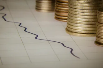 Según cifras citadas por Reuters, cerca del 48% de los portafolios de los fondos privados ya estaba invertido en mercados extranjeros, equivalente a unos 278 billones de pesos. El patrimonio administrado por las AFP privadas rondaba los 579 billones de pesos y correspondía a cerca de 20 millones de afiliados - Foto: Ken Teegardin