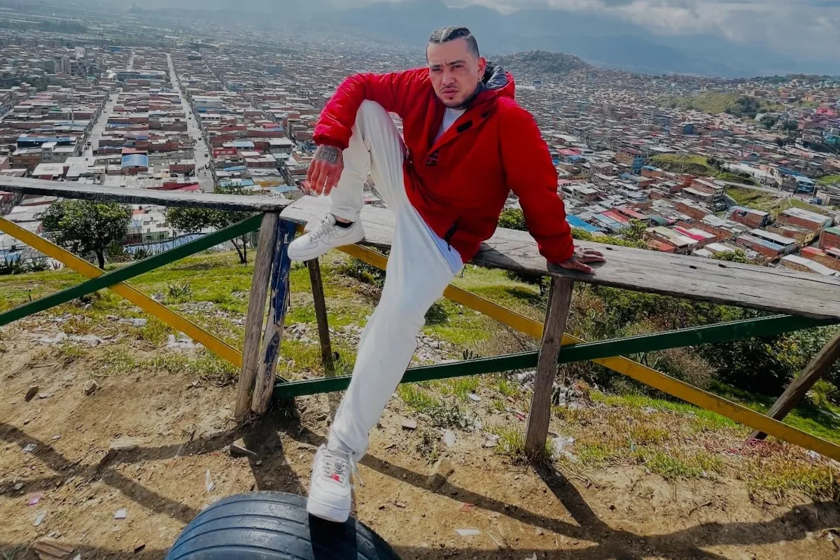 Su carrera como solista comenzó en 2013. A finales de ese año presentó «Hay algo más», sencillo que antecedió a su álbum debut, El juego de las sombras, con el que empezó a definir su camino dentro del rap - Foto: Facebook Sucio Bang