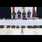 El balance oficial fue de cuatro personas muertas, entre ellas la adolescente de 16 años. Durante la entrada terrestre posterior al ataque, tres militares resultaron heridos por la detonación de una mina, de acuerdo con los reportes publicados sobre la operación - Foto: Ejército Nacional