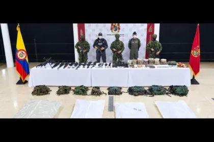 El balance oficial fue de cuatro personas muertas, entre ellas la adolescente de 16 años. Durante la entrada terrestre posterior al ataque, tres militares resultaron heridos por la detonación de una mina, de acuerdo con los reportes publicados sobre la operación - Foto: Ejército Nacional