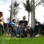 El nombre Roll The Voice juega con la expresión «rodar la voz» y conecta la movilidad de algunos de sus integrantes con el propósito de difundir sus ideas mediante la música. Sus letras y presentaciones abordan asuntos como la inclusión, el empoderamiento y la posibilidad de generar cambios desde el arte. Así, el colectivo busca que su trabajo sea reconocido por su propuesta musical y por el mensaje social que acompaña su trayectoria - Foto: Roll The Voice