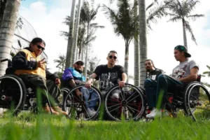 El nombre Roll The Voice juega con la expresión «rodar la voz» y conecta la movilidad de algunos de sus integrantes con el propósito de difundir sus ideas mediante la música. Sus letras y presentaciones abordan asuntos como la inclusión, el empoderamiento y la posibilidad de generar cambios desde el arte. Así, el colectivo busca que su trabajo sea reconocido por su propuesta musical y por el mensaje social que acompaña su trayectoria - Foto: Roll The Voice