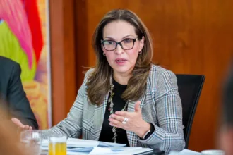 La nueva responsabilidad de Morales se extiende a la Unidad de Implementación del Acuerdo de Paz, cuyo futuro institucional había sido objeto de cuestionamientos por parte del mandatario. La decisión de mantenerla bajo una dirección encargada abre una nueva etapa para esa dependencia, mientras el Gobierno define el alcance de las modificaciones que pretende introducir - Foto: Ministerio de Educación