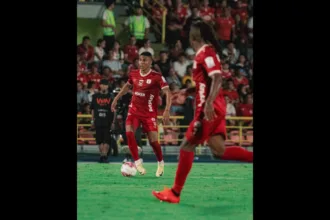 El equipo escarlata remontó y venció 2-1 a Llaneros en Villavicencio, mientras el conjunto azucarero derrotó 3-1 a Alianza FC. Con estos resultados, América llegó a 27 puntos y Cali a 24 - Foto: América de Cali