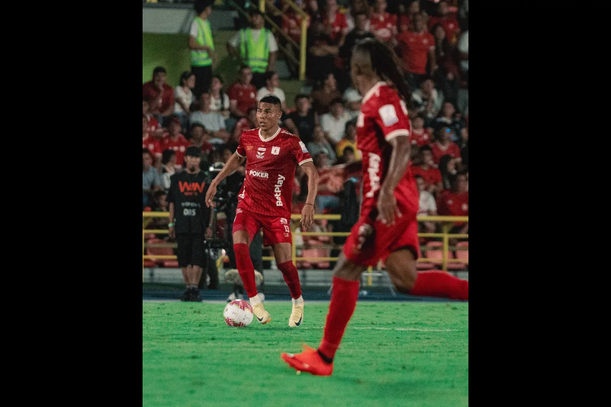 El equipo escarlata remontó y venció 2-1 a Llaneros en Villavicencio, mientras el conjunto azucarero derrotó 3-1 a Alianza FC. Con estos resultados, América llegó a 27 puntos y Cali a 24 - Foto: América de Cali