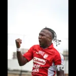 Santa Fe abrió el marcador al minuto 19 con una anotación de Hugo Rodallega. El delantero aprovechó una jugada ofensiva por el costado derecho y definió después de un pase atrás para poner en ventaja al conjunto bogotano, que buscaba asegurar su paso a la siguiente ronda del torneo - Foto: Independiente Santa Fe