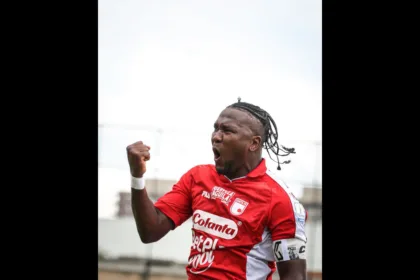 Santa Fe abrió el marcador al minuto 19 con una anotación de Hugo Rodallega. El delantero aprovechó una jugada ofensiva por el costado derecho y definió después de un pase atrás para poner en ventaja al conjunto bogotano, que buscaba asegurar su paso a la siguiente ronda del torneo - Foto: Independiente Santa Fe