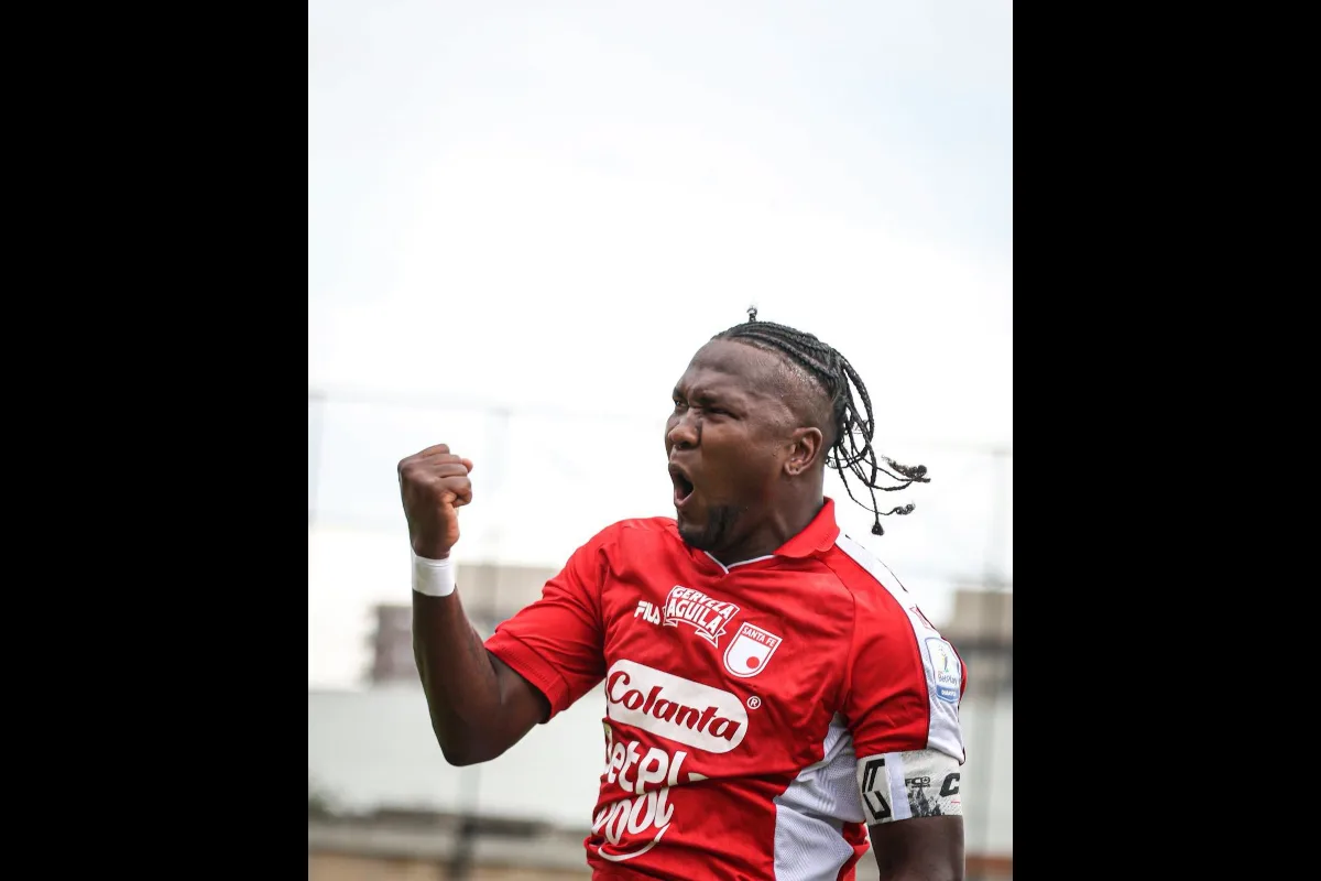 Santa Fe abrió el marcador al minuto 19 con una anotación de Hugo Rodallega. El delantero aprovechó una jugada ofensiva por el costado derecho y definió después de un pase atrás para poner en ventaja al conjunto bogotano, que buscaba asegurar su paso a la siguiente ronda del torneo - Foto: Independiente Santa Fe
