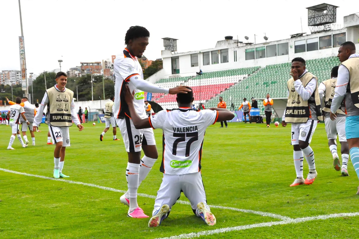 En el estadio La Independencia, Envigado derrotó 2-0 a Patriotas. El partido tuvo una acción determinante desde el comienzo, cuando Yilberto Palacios fue expulsado por el equipo local al minuto 2. Con superioridad numérica, el conjunto antioqueño encontró los goles por medio de Camilo Nieva, al 22, y Dairon Valencia, al 32 - Foto: Envigado FC