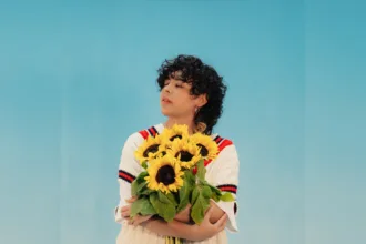 Pérez ha construido un lenguaje que incorpora indie, pop, rock, jazz, bossa nova y bolero, elementos que conviven con una escritura concentrada en situaciones aparentemente sencillas: relaciones, afectos, separaciones, recuerdos y escenas de la vida diaria - Foto: Laura Pérez