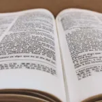 La discusión adquiere otra dimensión cuando se examina la llegada del cristianismo a los territorios que hoy conforman Colombia. La Biblia no llegó a América como un libro separado de las relaciones políticas y económicas de la época, sino vinculada al proceso de conquista y colonización impulsado por las monarquías europeas - Foto: Neoredacturus