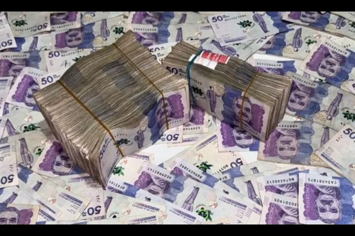 La cifra se convirtió en uno de los primeros resultados cuantificables de la política gubernamental para reducir la contratación estatal. Sin embargo, el ahorro en las cuentas públicas es solo una parte de la ecuación. La reducción también plantea preguntas sobre los ingresos que dejaron de recibir miles de personas, sus posibilidades de conseguir otra fuente de trabajo y los efectos que una menor capacidad de consumo puede tener sobre otros sectores de la economía - Foto: Aamber90k