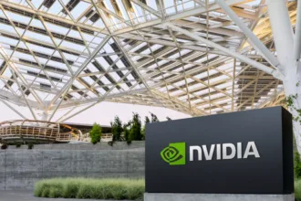 La compañía bautizó la iniciativa como Open Agent Safety Platform, una plataforma de código abierto y diseño de referencia que combina controles de software y hardware para establecer límites alrededor de los agentes de inteligencia artificial - Foto: Nvidia