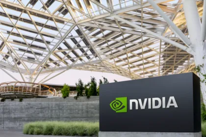 La compañía bautizó la iniciativa como Open Agent Safety Platform, una plataforma de código abierto y diseño de referencia que combina controles de software y hardware para establecer límites alrededor de los agentes de inteligencia artificial - Foto: Nvidia