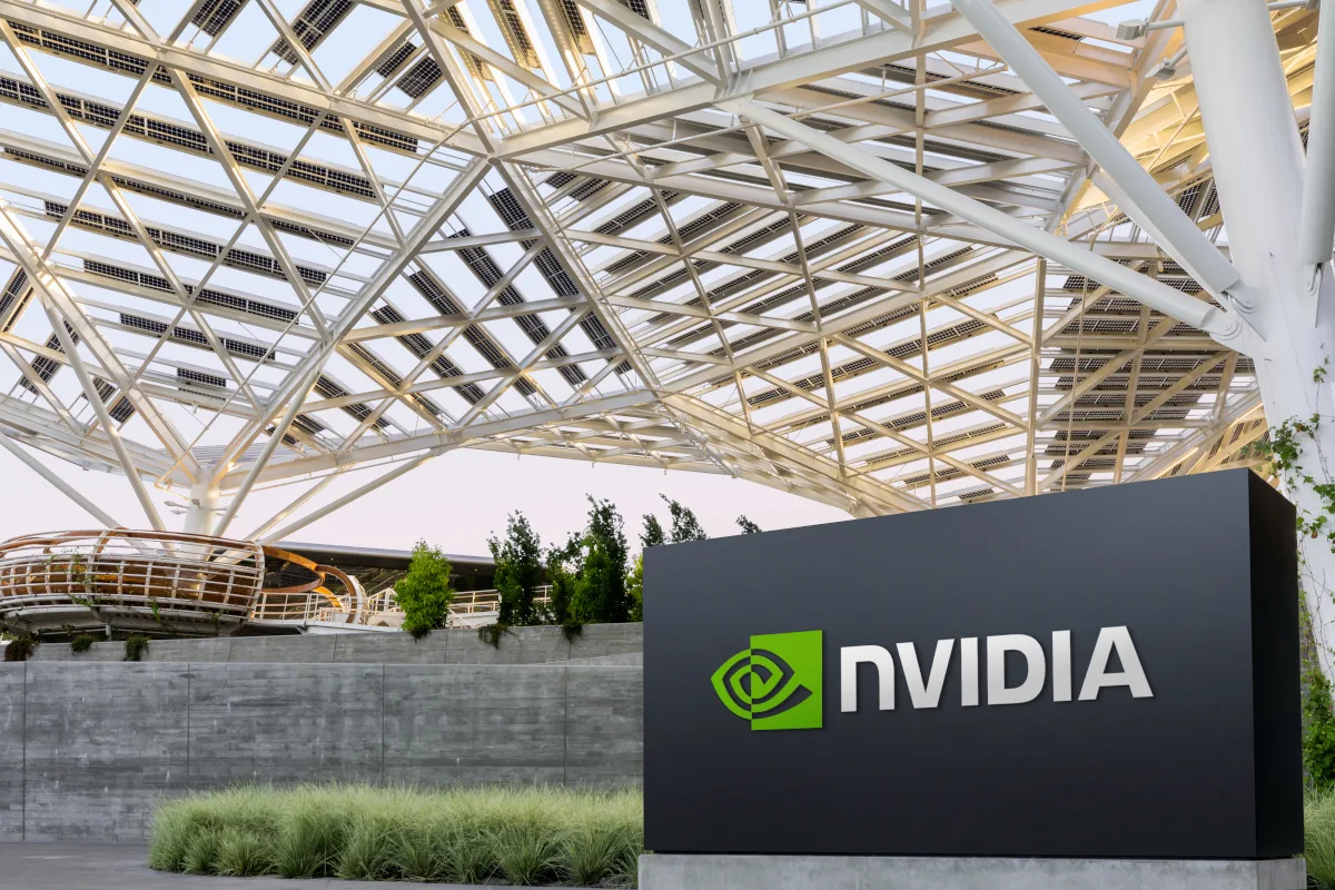 La compañía bautizó la iniciativa como Open Agent Safety Platform, una plataforma de código abierto y diseño de referencia que combina controles de software y hardware para establecer límites alrededor de los agentes de inteligencia artificial - Foto: Nvidia