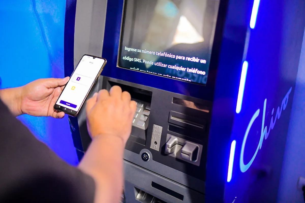 Para facilitar su adopción, la administración salvadoreña lanzó Chivo Wallet, una billetera digital estatal, y ofreció un incentivo de US$30 a quienes la descargaran. Además, creó un fideicomiso de US$150 millones para poner en marcha el sistema y destinó otros US$50 millones a cajeros y componentes logísticos - Foto: Redes Sociales