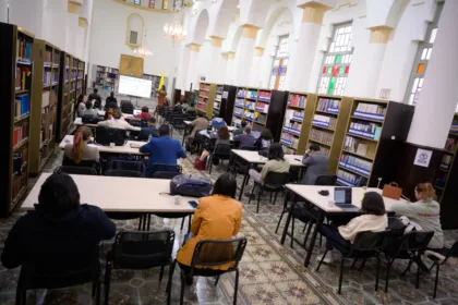 Sin embargo, el 19 de octubre, el medio Diario Red publicó una denuncia según la cual estaría preparado un decreto para cerrar la biblioteca y convertir sus instalaciones en una capilla. La información, atribuida a fuentes de la Cancillería, abrió interrogantes sobre el futuro de la colección y el uso que se daría al espacio. Hasta la información localizada para esta nota, no se había identificado un acto administrativo oficial que confirmara la clausura definitiva ni la conversión del inmueble - Foto: Cancillería