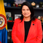El primer caso se conoció el 7 de octubre de 2026, cuando la Universidad Pontificia Bolivariana (UPB) aclaró la situación académica de Paola Holguín. La institución confirmó que la ministra cursó y aprobó todas las asignaturas de la Maestría en Estudios Políticos, además de elaborar, sustentar y aprobar su trabajo de grado, pero precisó que no le otorgó el título de magíster - Foto: X/@paolaholguinm