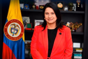El primer caso se conoció el 7 de octubre de 2026, cuando la Universidad Pontificia Bolivariana (UPB) aclaró la situación académica de Paola Holguín. La institución confirmó que la ministra cursó y aprobó todas las asignaturas de la Maestría en Estudios Políticos, además de elaborar, sustentar y aprobar su trabajo de grado, pero precisó que no le otorgó el título de magíster - Foto: X/@paolaholguinm