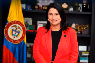 El primer caso se conoció el 7 de octubre de 2026, cuando la Universidad Pontificia Bolivariana (UPB) aclaró la situación académica de Paola Holguín. La institución confirmó que la ministra cursó y aprobó todas las asignaturas de la Maestría en Estudios Políticos, además de elaborar, sustentar y aprobar su trabajo de grado, pero precisó que no le otorgó el título de magíster - Foto: X/@paolaholguinm