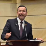 La controversia tiene un antecedente adicional en Bucaramanga. Medios de comunicación informaron sobre una queja presentada ante la Procuraduría que solicitaba investigar una presunta participación en política relacionada con un evento religioso que contó con apoyo logístico de Neomundo. En las publicaciones también aparecieron referencias a Beltrán y al alcalde de Bucaramanga, Cristian Portilla - Foto: Senado