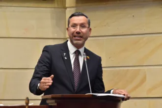 La controversia tiene un antecedente adicional en Bucaramanga. Medios de comunicación informaron sobre una queja presentada ante la Procuraduría que solicitaba investigar una presunta participación en política relacionada con un evento religioso que contó con apoyo logístico de Neomundo. En las publicaciones también aparecieron referencias a Beltrán y al alcalde de Bucaramanga, Cristian Portilla - Foto: Senado