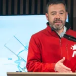 La reacción del alcalde Carlos Fernando Galán fue uno de los elementos centrales del episodio. A través de su cuenta en la red social X, el mandatario distrital respaldó a Ortiz y cuestionó la manera en que el concejal se dirigió a la secretaria durante la sesión. Galán sostuvo que el control político es una función legítima de los concejales, pero señaló que su ejercicio no justifica conductas irrespetuosas o agresivas contra los funcionarios - Foto: X/@CarlosFGalan