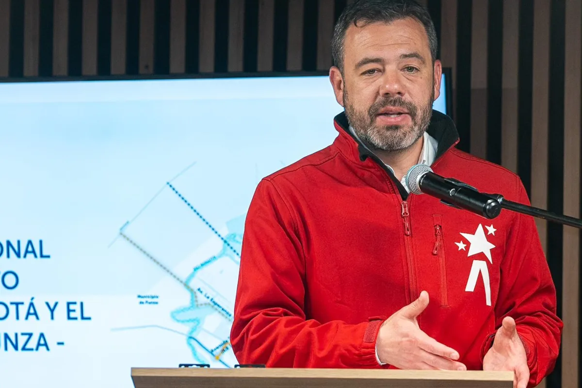 La reacción del alcalde Carlos Fernando Galán fue uno de los elementos centrales del episodio. A través de su cuenta en la red social X, el mandatario distrital respaldó a Ortiz y cuestionó la manera en que el concejal se dirigió a la secretaria durante la sesión. Galán sostuvo que el control político es una función legítima de los concejales, pero señaló que su ejercicio no justifica conductas irrespetuosas o agresivas contra los funcionarios - Foto: X/@CarlosFGalan